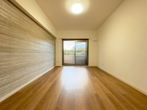 若葉台団地１・３号棟の洋室|洋室6帖！バルコニーに面していて前面に棟がないので開放的眺望です。アクセントクロスでデザイン性の高いお部屋になっています。