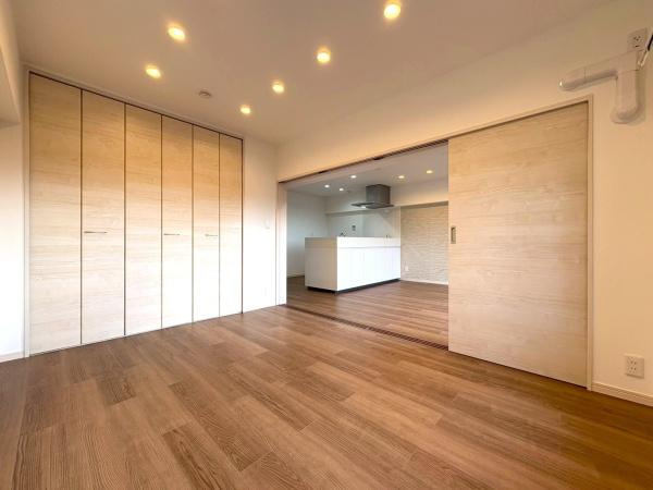 若葉台団地１・３号棟の子供部屋|子供部屋6.2帖！リビングに繋がっているお部屋ですがお子様がお勉強に専念したい時は可動式扉を閉めて個人の空間にすることもできます。お子様部屋に限らずご家族構成の変化にも対応できます。