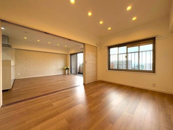 若葉台団地１・３号棟の内装|子供部屋から見たリビングです！扉を開けてたら広々した空間になります。