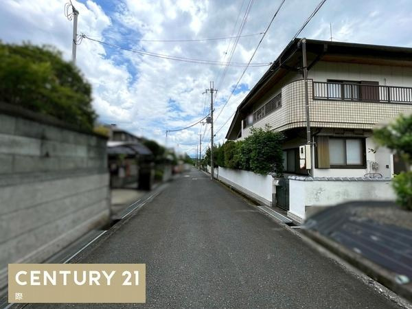 橋本市城山台2丁目　中古戸建の前面道路含む現地写真