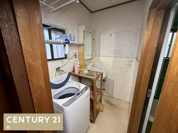 和歌山市栄谷　中古戸建の独立洗面台