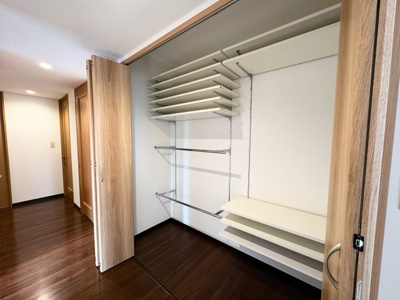 【収納】 | サンリヤン博多南Ⅲ　中古マンション | 廊下に面したファミリークローゼット。横長に配置されたクローゼットですので無駄なく収納できます。こちらも自在棚です。