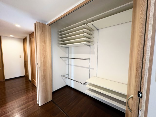 【収納】 | サンリヤン博多南Ⅲ　中古マンション | 廊下に面したファミリークローゼット。横長に配置されたクローゼットですので無駄なく収納できます。こちらも自在棚です。