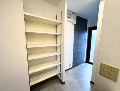 【収納】 | サンリヤン博多南Ⅲ　中古マンション | 脱衣室の収納は自在棚になっています。脱衣室奥の扉からバルコニーへも出られるので、洗濯物を干す動線も確保できています！