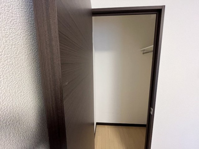 【内装】 | レオパレスホワイトヒルズ西生田 | ウォークインクローゼット