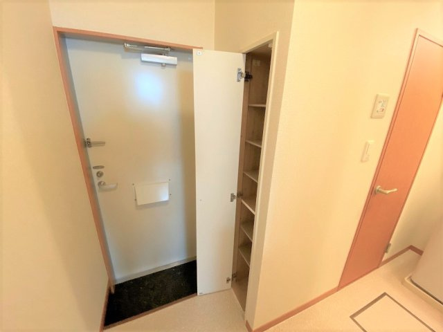 レオパレスサンビームの玄関