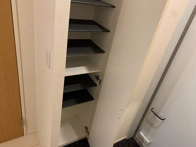 クレイノスリジエの玄関|シューズボックス