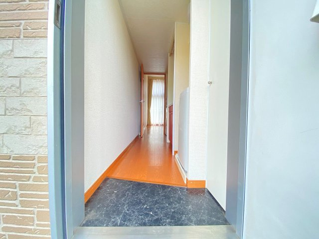 レオパレス南市場の玄関