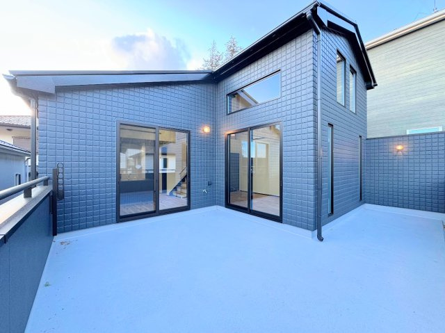 戸塚区上矢部町　新築戸建て　第2のバルコニー|◆気持ちの良い空が見渡せる広いバルコニー。爽やかな風を感じて、心躍る素敵な暮らしがはじまります。通風・採光にも優れ、心地よい光と風があふれています。
