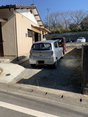 【駐車場】 | 吉野貸家 | お車はこのように2台縦列駐車でとめていただけます