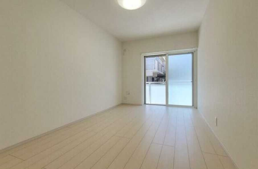 リブリ・三軒茶屋　敷金０　築浅　独立洗面台の居間・リビング