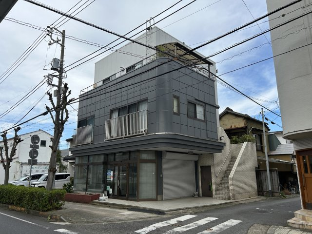 土浦１棟ビル（店舗・住居）の外観|大通りの角地です。