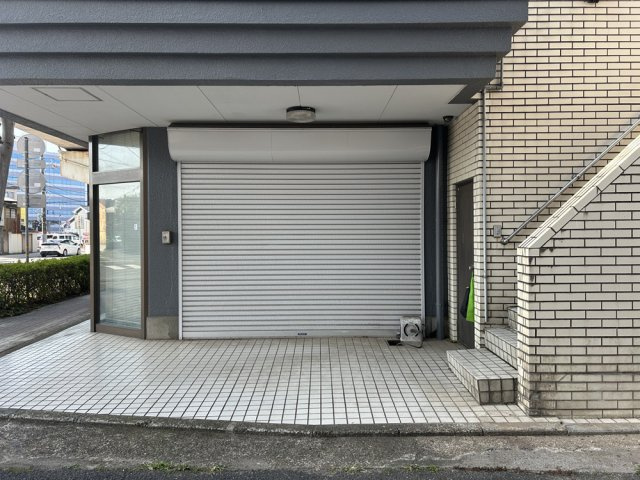 土浦１棟ビル（店舗・住居）の外観|以前車庫として利用していた時の出入り口です。現在は出入りできません。