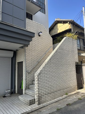 土浦１棟ビル（店舗・住居）の外観|２・３階住居への外階段です。