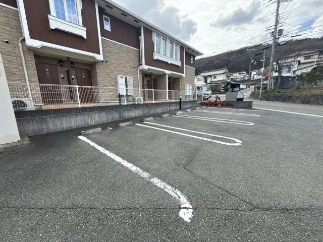 ネオ・ヒルサイドの駐車場