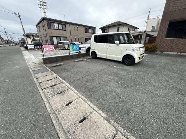 ＩＮＧＬＥ　ＳＩＤＥの駐車場