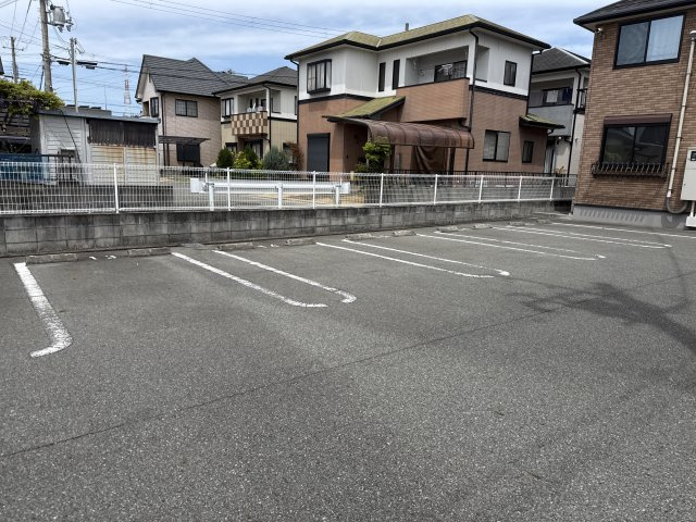 エレガントリヴの駐車場