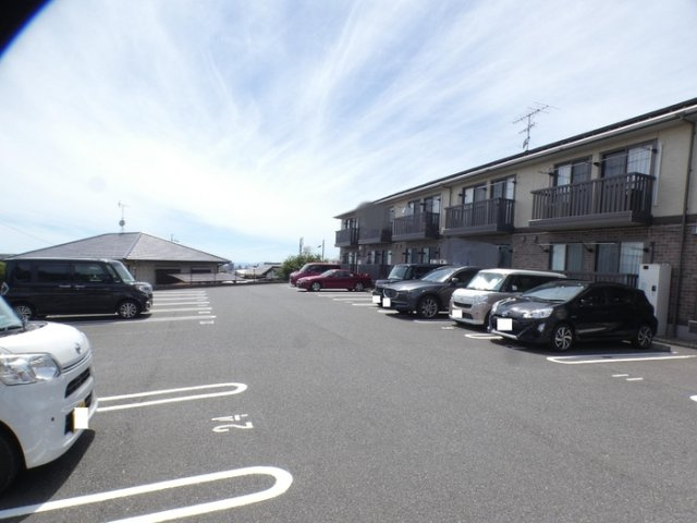 エミネンス上野中の駐車場