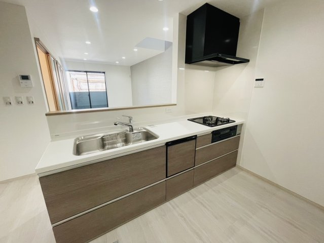 上桂前田町　新築参考Aプランの完成予想図|【施工例】
調理器具や調味料などたっぷり収納できるため、キッチン回りがスッキリ片付き作業スペースを広く活用できちゃいます！