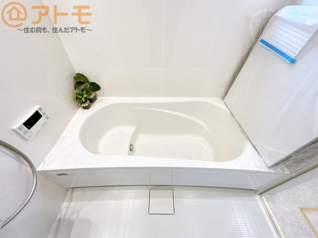 【浴室】 | 駿河区中田1丁目　戸建　A号棟 | お子様やお年寄りが使いやすいだけでなく、半身浴にも便利なベンチタイプの湯舟です。お湯の節約にも！