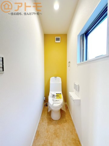 【トイレ】 | 駿河区中田1丁目　戸建　A号棟 | 窓もあって換気もしっかりできる清潔感のあるトイレです♪