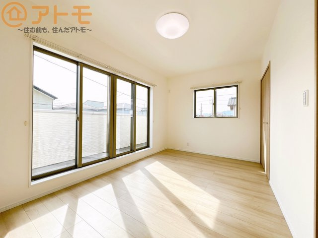 【子供部屋】 | 駿河区中田1丁目　戸建　A号棟 | バルコニーに面したお部屋なので、布団などの大きなものも楽々干せます♪