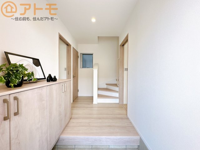 【玄関】 | 駿河区中田1丁目　戸建　A号棟 | 玄関は収納付きで使い勝手良好♪見た目もすっきり♪