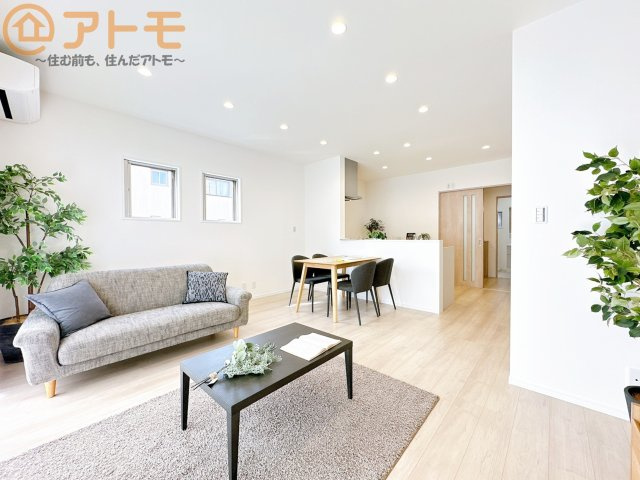 【居間・リビング】 | 駿河区中田1丁目　戸建　A号棟 | 家族団らんのイメージは、リビングを思い浮かべませんか？リビングこそ広々としたお部屋が良いですね♪