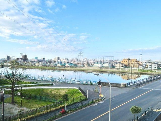 ライオンズマンション小岩第5のエントランス|【エントランス】マンションのエントランスは、その物件の印象を決める、顔とも言える場所です。毎日通る場所ですからきれいなのが一番です。エントランス内はオートロックですので暮らしの安全も確保されています。