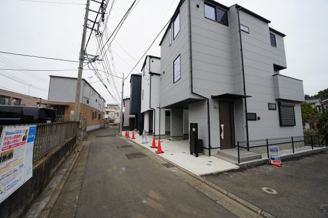 【横浜市保土ケ谷区川島町1563全3棟新築戸建て】★仲介手数料無料★（川島小学校・西谷中学校）の前面道路含む現地写真