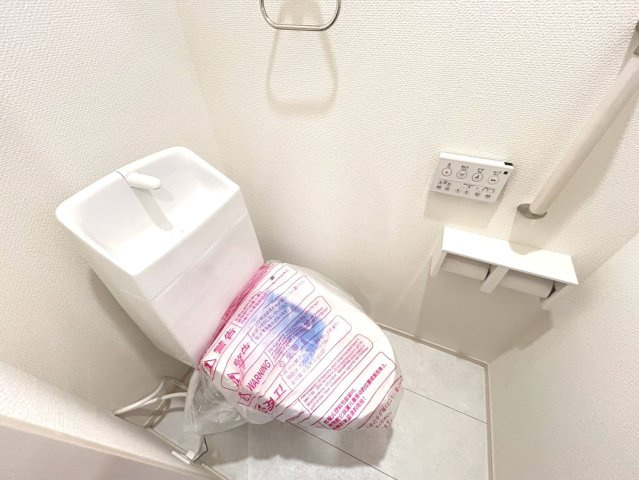 【商談中】ブルーミングガーデン　一宮市小信中島　全2区画分譲のトイレ|汚れが付きにくく落ちやすい表面加工と、掃除のしやすいフチレス形状便器の相乗効果でお手入れが楽々です。
節水型で家計にも優しい！温水洗浄便座で寒い冬も気持ちよくトイレ時間を過ごせます。