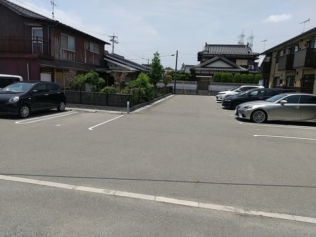 エーススクエア妻崎の駐車場