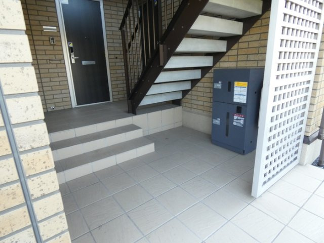 エーススクエア妻崎のエントランス