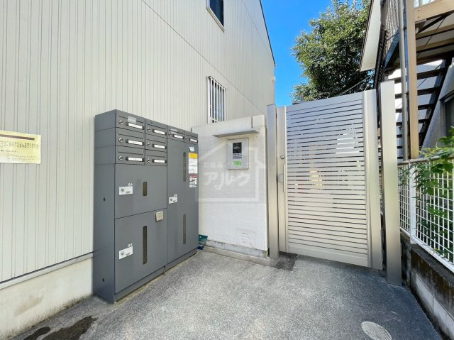 豊島区千早３丁目のアパートのエントランス