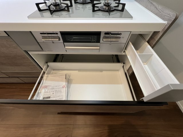 コンロ下にも収納があります