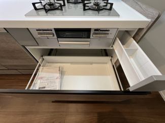 コンロ下にも収納があります