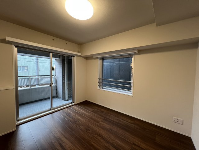 大きな窓が特徴の洋室