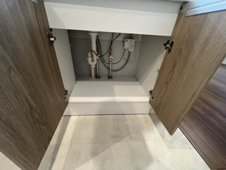 洗面台下にも当然の収納あり