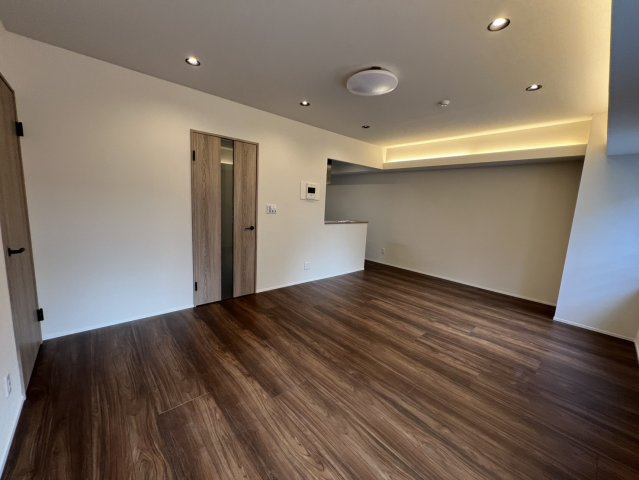 外から陽も当たるので明るいです