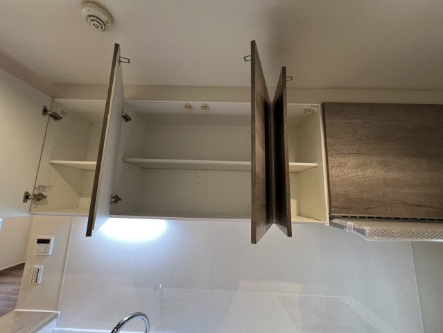 キッチン上の収納もあります