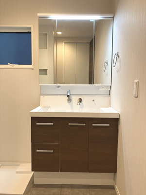 【洗面所】 | 緑ケ丘戸建 | 忙しい朝には欠かせない洗面所です