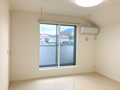 【寝室】 | 緑ケ丘戸建 | 落ち着いた色調の寝室です