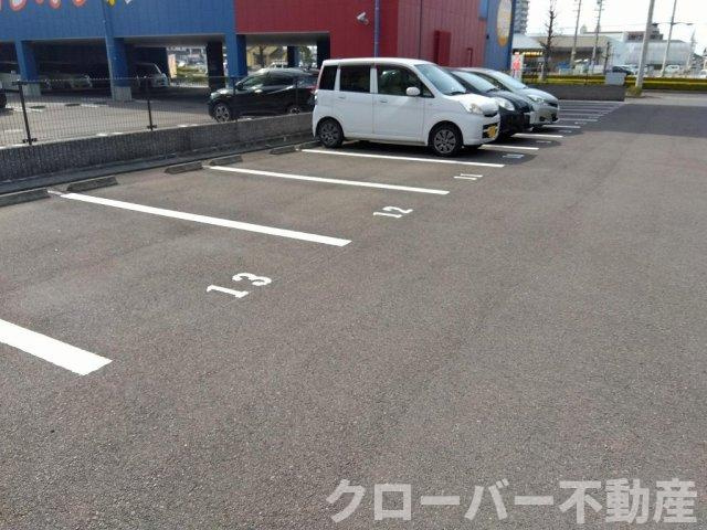 レオパレスボア　ソルテの駐車場