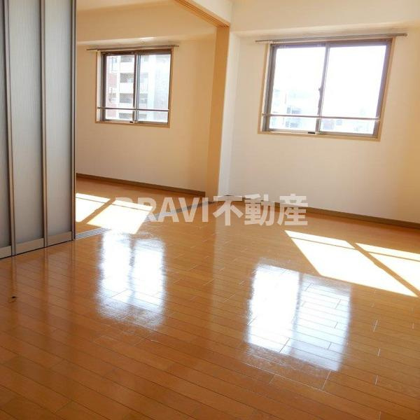 シェーンブルン BRAVI不動産の居間・リビング