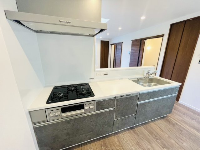 上桂前田町　新築参考Bプランの外観パース|【施工例】
調理器具や調味料などたっぷり収納できるため、キッチン回りがスッキリ片付き作業スペースを広く活用できちゃいます！