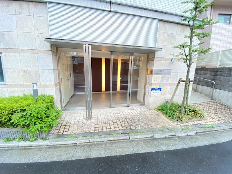 プラウドフラット学芸大学のエントランス