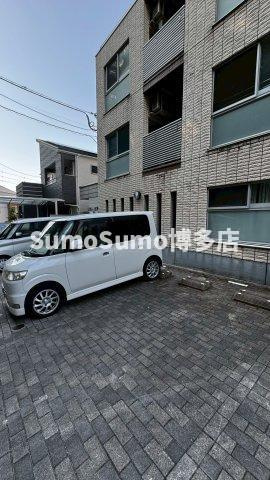 プラウド平和の駐車場