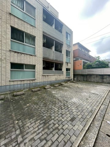 プラウド平和の駐車場