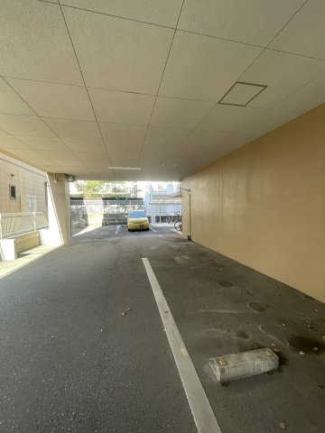 プレジオ荒江の駐車場