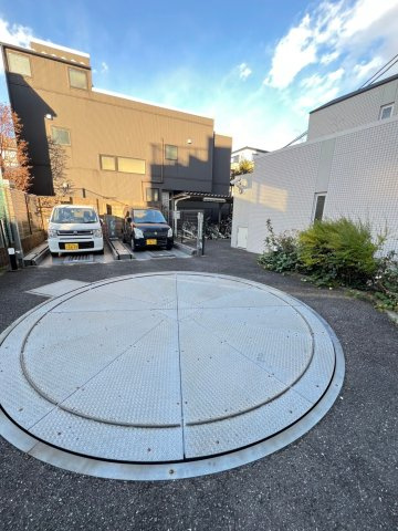 プラウドフラット代々木上原の駐車場